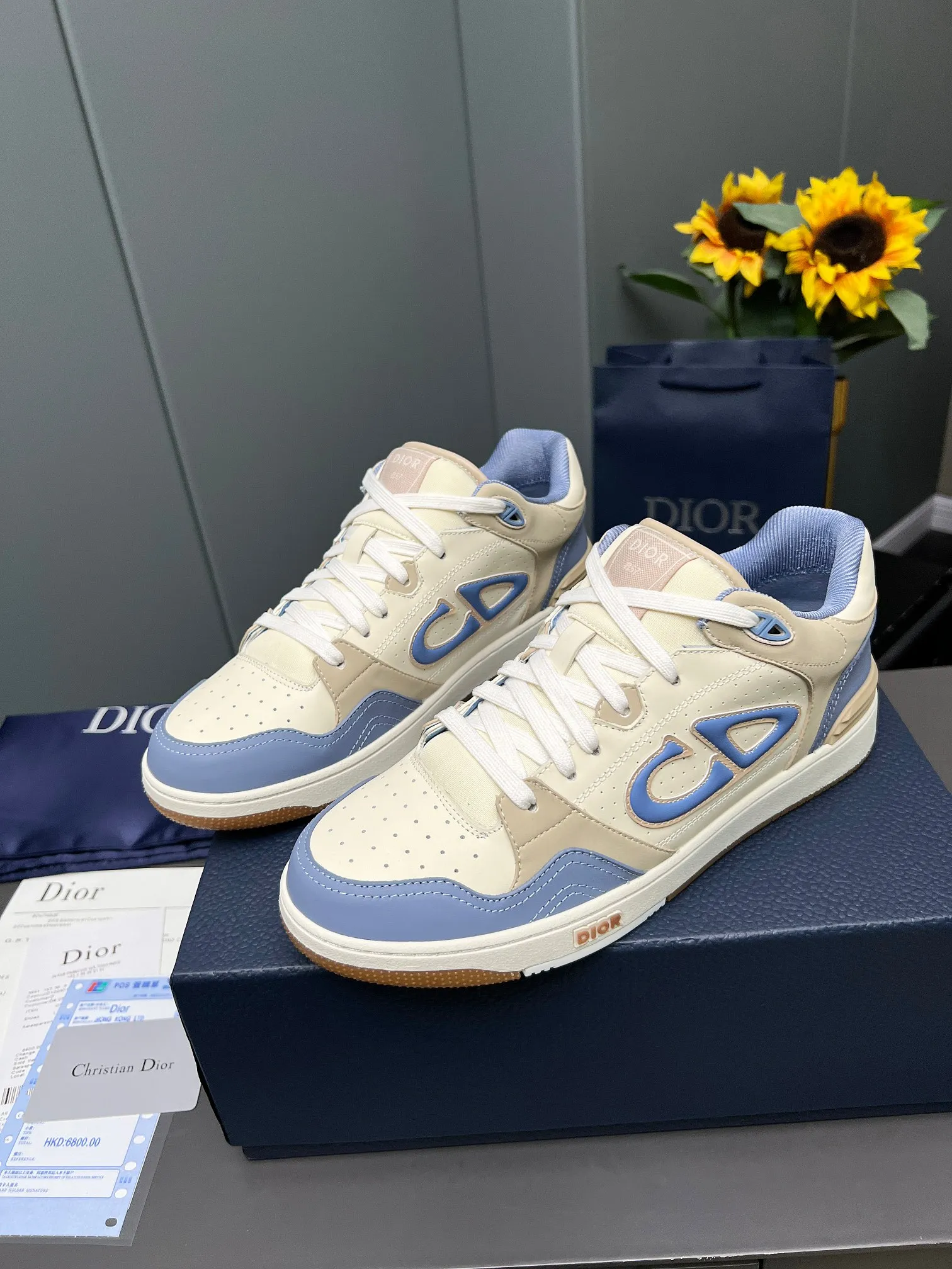 Men's Men's Shoes 💰600 Dior DiorB57 top version of low-top sneakers! ! ! Navy blue with beige smooth first-layer cowhide, fully oiled edges, T men's shoes 💰U outsole.  The 2024 autumn men's wear series has made a wonderful debut, a new classic item launched by Dior. Crafted from smooth first-grain cow leather in navy blue and beige, it's accented by a large leather heat-stamped CD logo on the sides. The distinctive laces of the same color match the color of the shoe body, and the opening and closing are decorated with various classic details on the tongue, sole and back side to enhance the style. The eyelet details, upper stitching and heel strip panels of the same color highlight the dynamic charm of its sports style. Exclusive two-color molded T men's shoes 💰U outsole is light, comfortable, non-slip and wear-resistant, the mesh lining and feet are customized with original colors, soft and breathable. Exquisite production technology highlights the grade, and can be matched with all kinds of clothing to create a refined look.